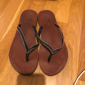 Black and brown American Eagle flip flops